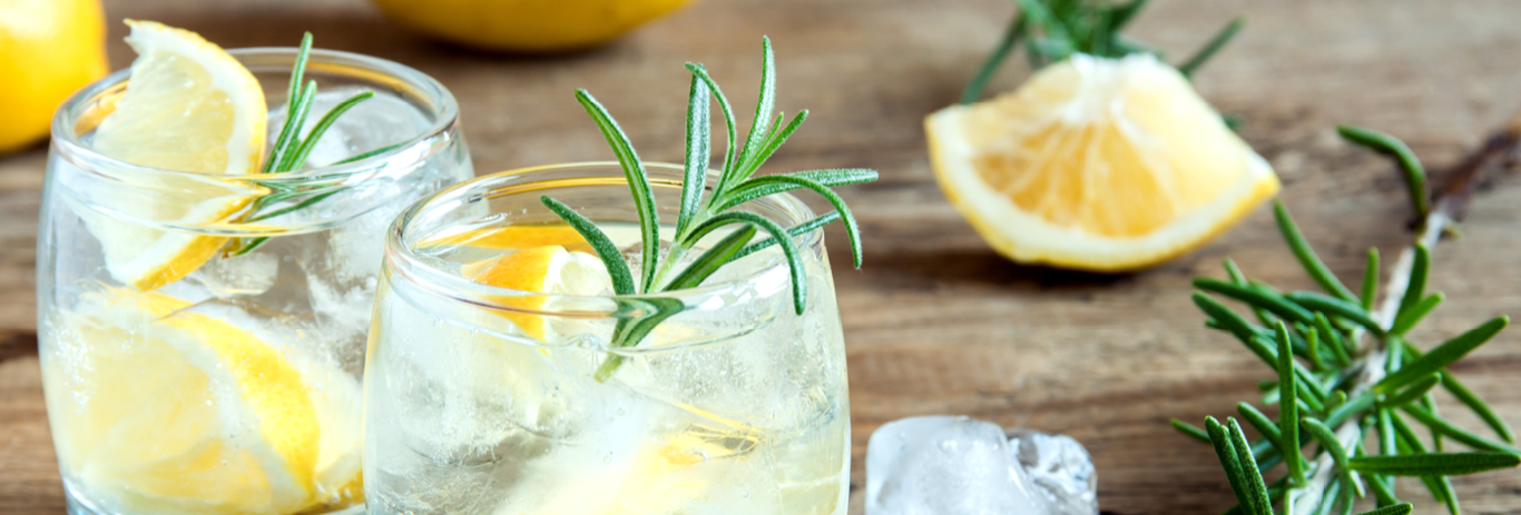Cocktail mit Kräutern und Zitrone im Glas